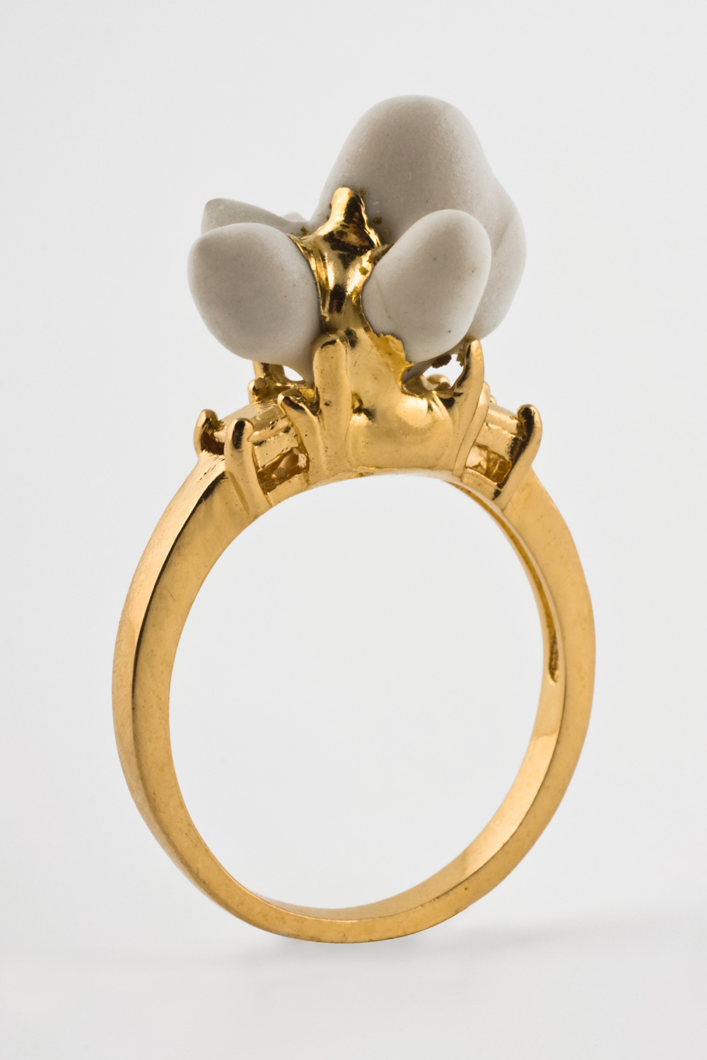 Gold-plated ring with an organic porcelain adornment