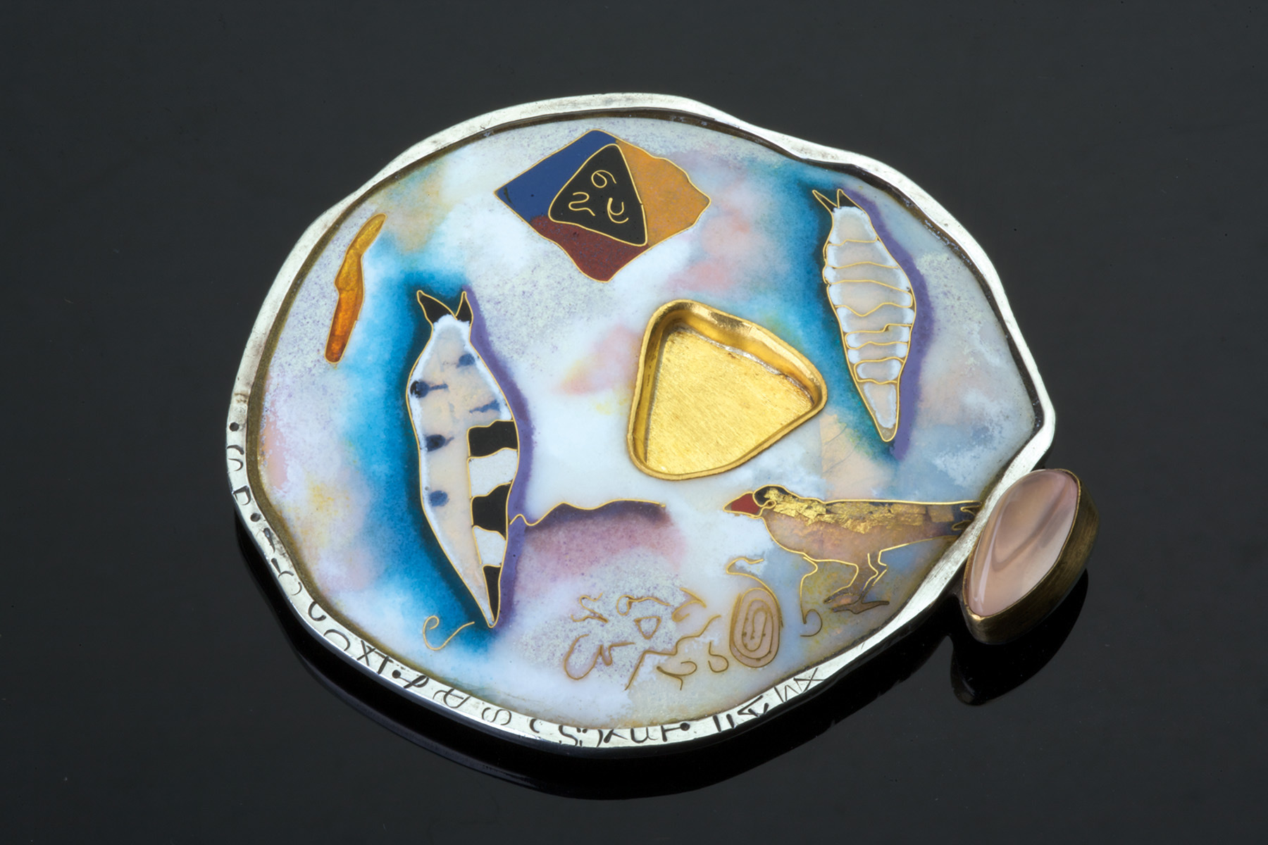 Rounded brooch with various illustrated designs